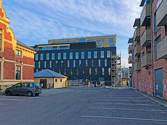 Kontorbygg med hotell i bakgrunnen